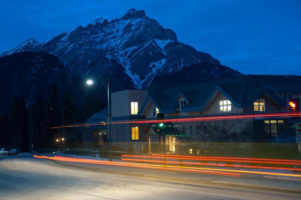 Ywca Banff Hotel Екстериор снимка